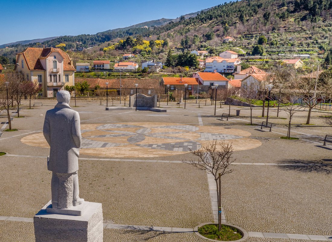 Vergilio Ferreira statue in Melo